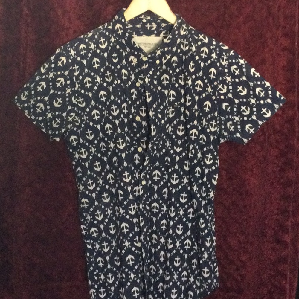 Obey print Slim fit shirt L (fits like a medium)